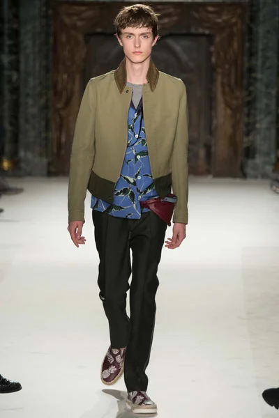 Look 16